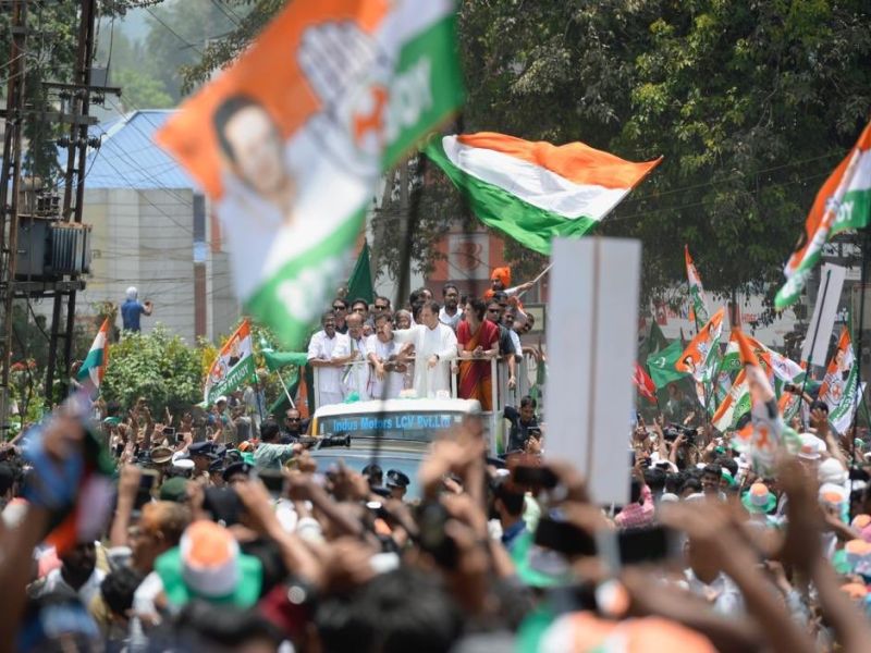 Rahul Gandhi's roadshow is a huge crowd | राहुल गांधी यांच्या रोड शोला प्रचंड गर्दी