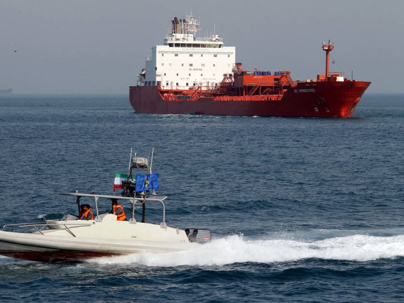 Cororn virus : Three young men from Maharashtra boarded a boat in Iran | Cororn virus : मायदेशी परतण्याची आस, महाराष्ट्रातील तिघे तरुण इराणमध्ये बोटीवर अडकले