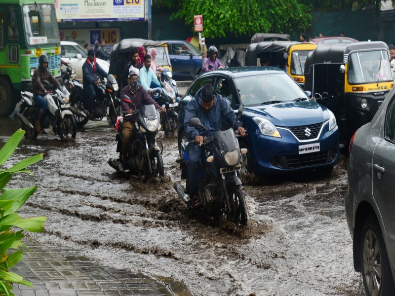 water rain and pothols on road at pune | पुण्यात रस्त्यावरील खड्डयांबरोबरच आता पाण्याचे लोंढेही 