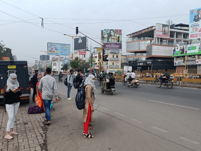 'Chakka Jam' of rickshaw pullers in Chhatrapati Sambhajinagar; Plight of passengers due to agitation | छत्रपती संभाजीनगरात रिक्षाचालकांचा ‘चक्का जाम’; आंदोलनामुळे प्रवाशांचे हाल