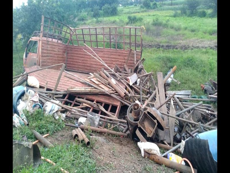 Five killed in cattle accident sinnar | गायींचा कळप रस्त्यावर; सिन्नर शिवारात अपघातात पाच ठार