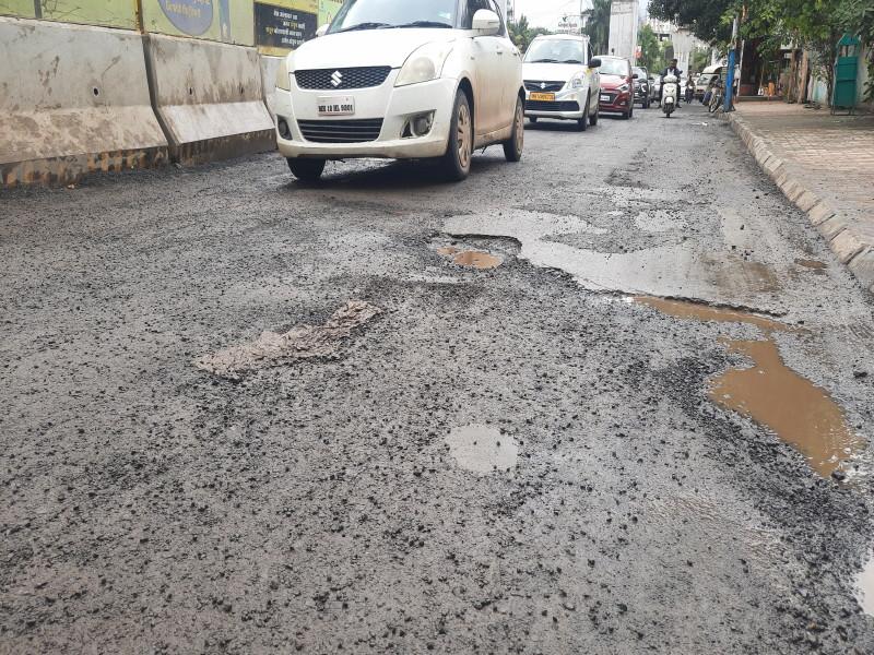 Literally sifting the streets of Pune 2,180 crore spent for pits in 6 years, where? | Pune: पुण्यातील रस्त्यांची अक्षरश: चाळण; खड्ड्यांसाठी ६ वर्षांत २,१८० कोटींचा खर्च गेला कुठे?