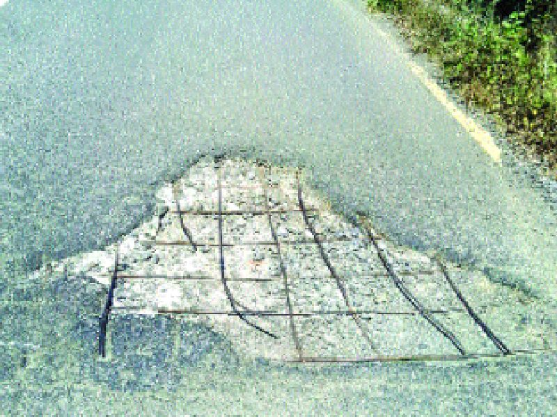 Most of the roads in the district of Parbhani have potholes | परभणी जिल्ह्यातील बहुतांश रस्त्यावर खड्डे कायम