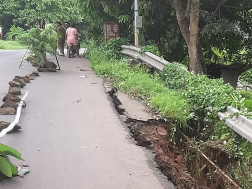An atmosphere of horror due to road damaged of Bhayander | भाईंदरच्या डोंगरी येथे रस्ता खचल्याने भितीचे वातावरण
