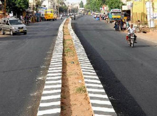 Roads in the district should be 400 crores instead of 25 crores | जिल्ह्यातील रस्त्यांसाठी २५ कोटींऐवजी ४०० कोटी हवेत