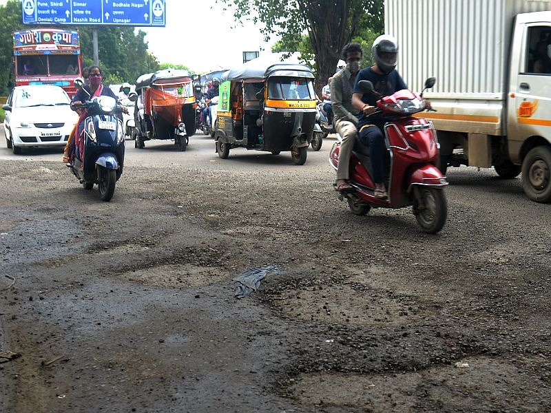 Invitation to accidents: The road at Dwarka Chowk has been cleared | अपघातांना निमंत्रण : द्वारका चौकातील रस्त्याची झाली चाळण