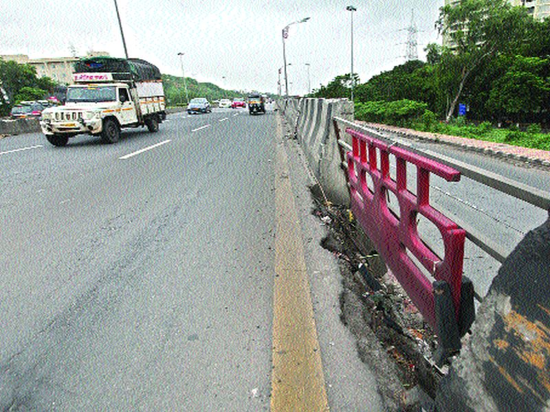 Bridges | पुलाच्या सुरक्षा कठड्याला भगदाड