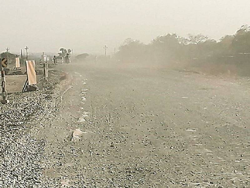 Work of Jalgaon road is closed due to lack of funds | जळगाव रस्त्याचे काम निधीअभावी बंद