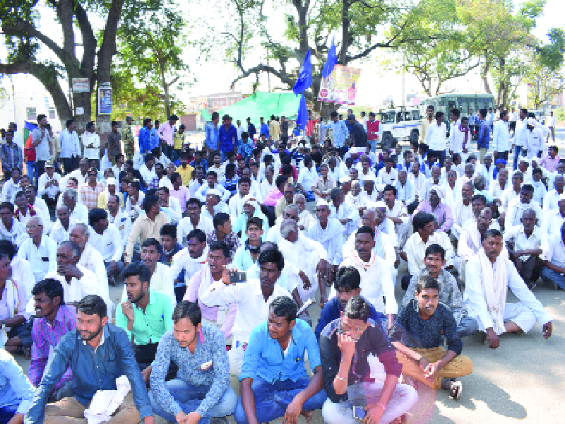 Thiya agitation against Hingoli district course | हिंगोली जिल्हा कचेरीसमोर ठिय्या आंदोलन