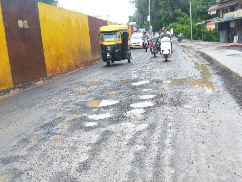 Kankavalli potholes on the highway crippled! | कणकवलीत महामार्गावरील खड्ड्यांमुळे नागरीक त्रस्त !