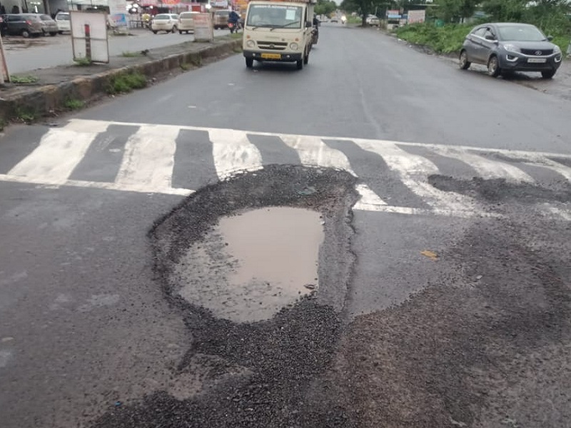 chakan shikrapur demands for road repairs anger among locals | चाकण-शिक्रापूर: दुरुस्तीची मागणी करूनही होतंय दुर्लक्ष; स्थानिकांमध्ये संताप