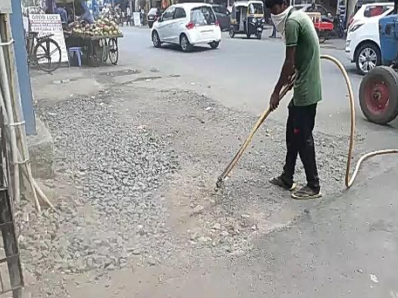 Start of repair of potholes by using scarring; Commissioner of the division | निकृष्ट दर्जाला चाप लावुन खड्डयांच्या दुरुस्तीला सुरुवात; वाटमारीला आयुक्तांचा दणका