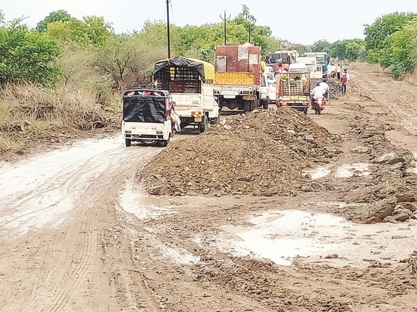 When will the Nanded-Latur road, which has been stalled for many years, be completed? Hell torment to vehicle owners | अनेक वर्षांपासून रखडलेला नांदेड-लातूर रस्ता कधी पूर्ण होणार ? वाहनधारकांना नरकयातना