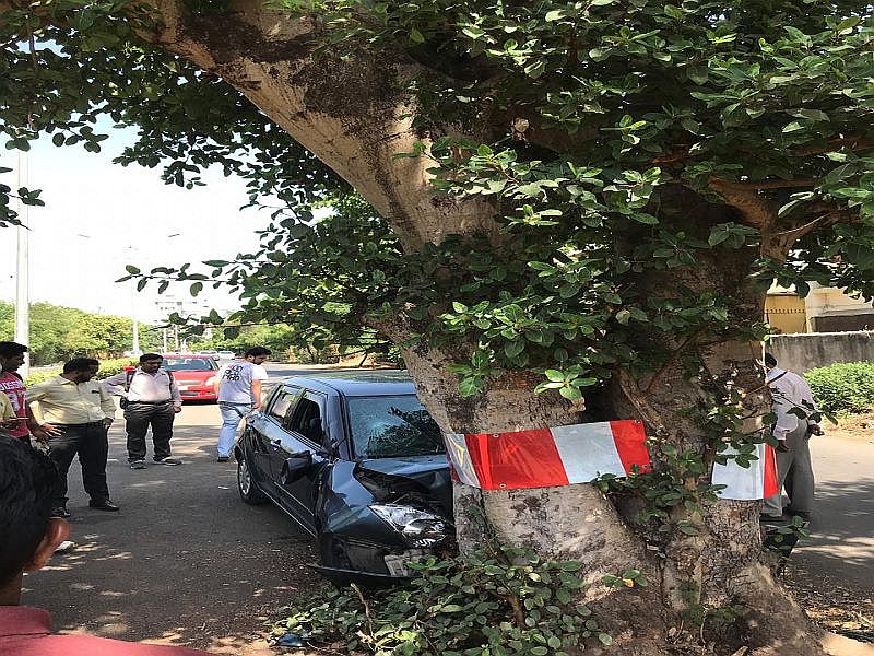 On the tree in Gangapur Road, the death of a young man dies | गंगापूररोडवर झाडावर मोटार आदळून युवकाचा मृत्यू