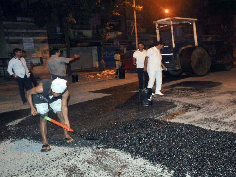 Mira-Bhairindar plays pothole repair game in the night | मीरा-भार्इंदरमध्ये खड्डे दुरुस्तीचा रात्रीस खेळ चाले