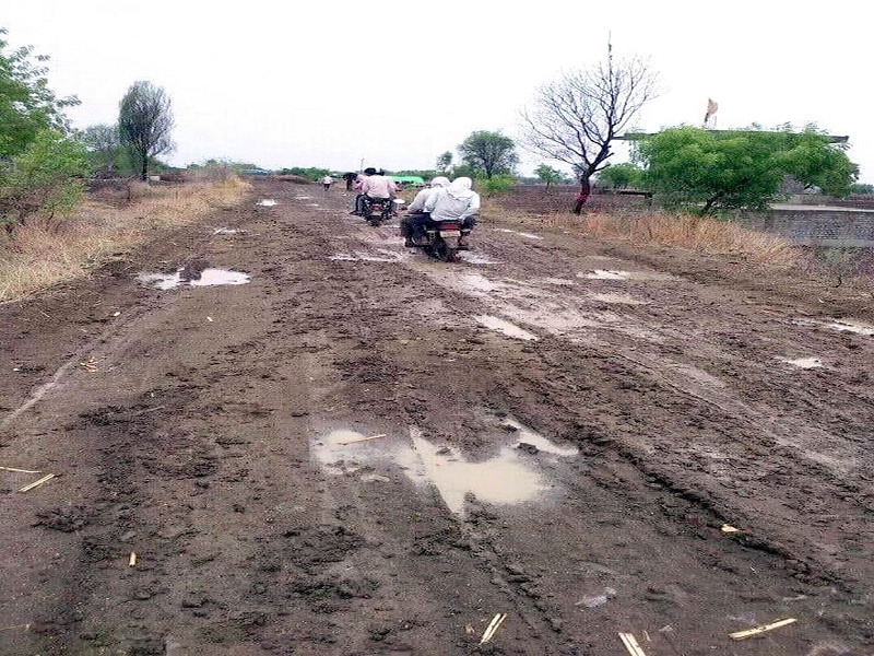 Heavy rains washed away roads; 30 crore required for repairs | अतिवृष्टीमुळे रस्ते उखडले; दुरुस्तीसाठी 30 कोटींची गरज