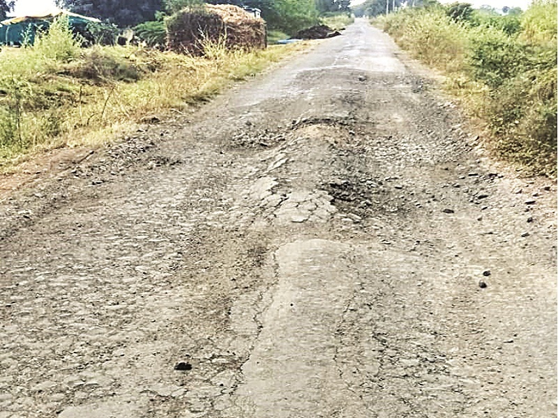 'Prosperity' of roads in rural areas are damaged due to Samruddhi highway work in Aurangabad Dist | समृद्धी महामार्गाने घालवली ग्रामीण भागातील रस्त्यांची ‘समृद्धी’