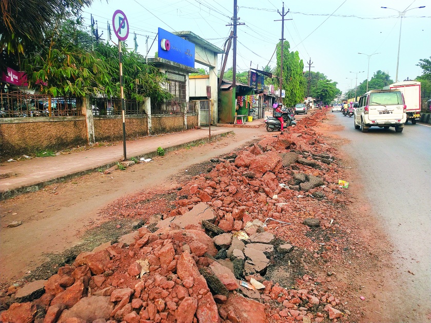 Due to digging in the road, Ratnagirikar will be in good condition in the rainy season | रस्त्यातील खोदाईमुळे पावसाळ्यात रत्नागिरीकरांचे होणार पुरते हाल