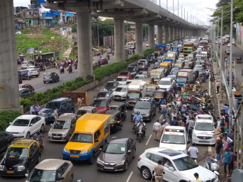 Long queues of vehicles in the western suburbs including Mumbai due to traffic jams | मुंबईसह पश्चिम उपनगरांत वाहनांच्या लांबच लांब रांगा, अनेक ठिकाणी वाहतूक कोंडी