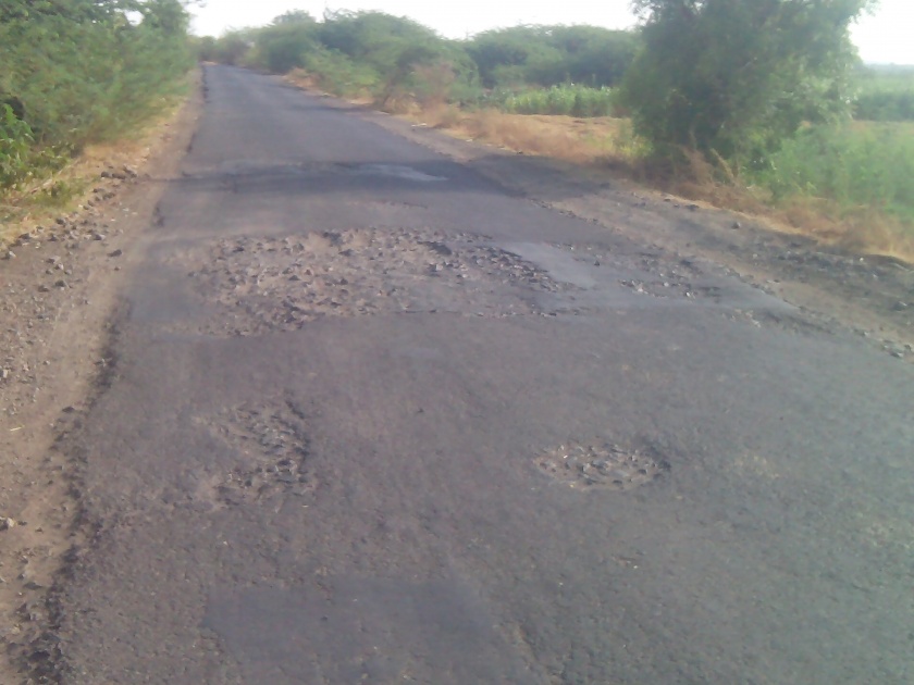  Even if deadline ran out, potholes on the roads continued | डेडलाईन संपली तरीही रस्त्यांवर खड्डे कायम