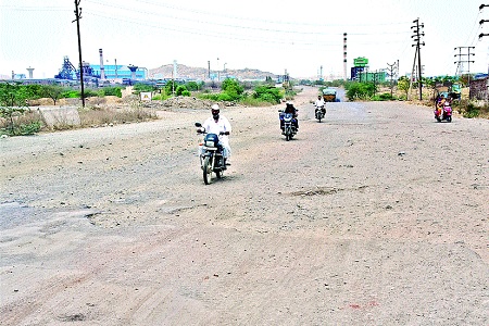 Chandrakant Patil should pay Rs 1 crore for the roads of Kolhapur | कोल्हापूरच्या रस्त्यांसाठी चंद्रकांत पाटील यांनी एक कोटी द्यावेत