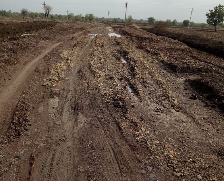 rainy season alternative road mud shirpur jain | प्रकल्पाच्या उभारणीसाठी केलेल्या पर्यायी रस्त्याची पावसात दुदर्शा