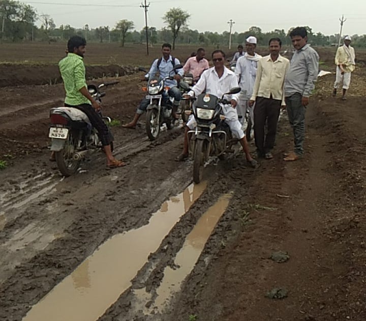 Due to partial work, the Mirzapur-Shirpur road in the dam's water | अर्धवट कामामुळे मिर्झापूर-शिरपूर रस्ता गेला धरणाच्या पाण्यात 