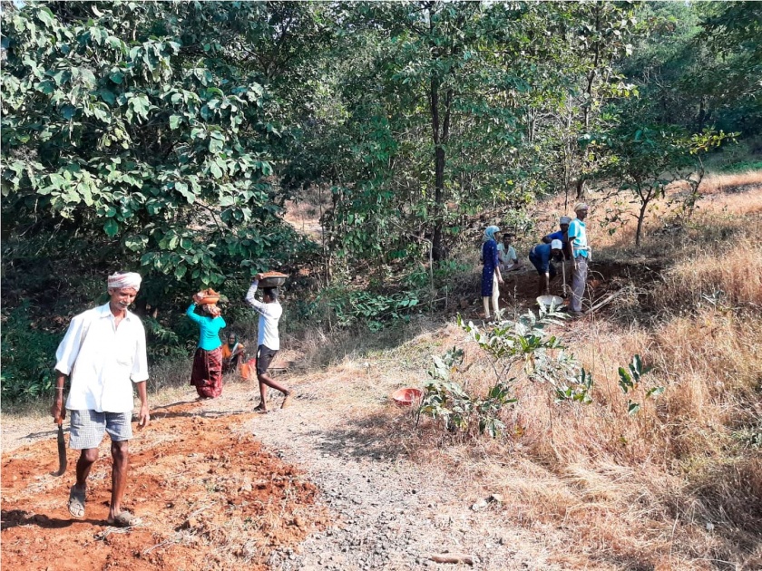 Guruji rushed for the road in Kondi Dhangarwada | कोंडी धनगरवाड्यातील रस्त्यासाठी गुरुजी सरसावले