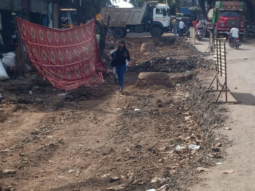 The health of Ulhasnagar residents is in danger, there is dust everywhere, there is no time to repair the dug-up road | उल्हासनगरवासीयांचे आरोग्य धोक्यात, सर्वत्र धूळ, खोदलेल्या रस्त्याच्या दुरस्तीला मुहूर्त नाही
