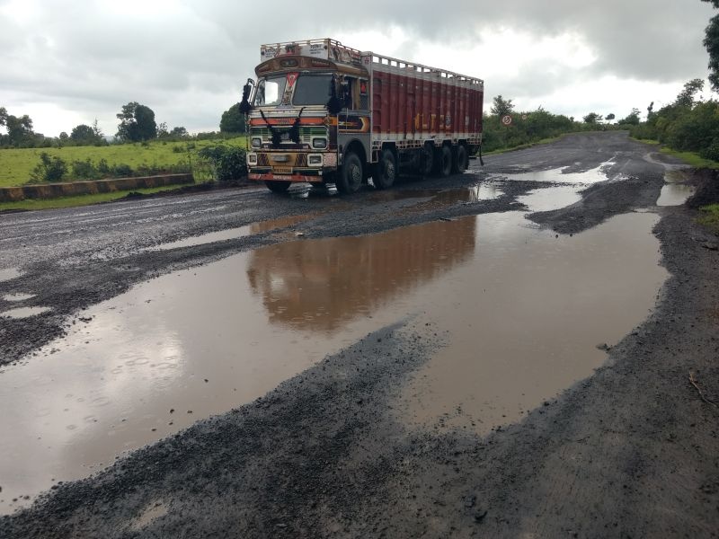 Gujarat Highway became a death trap due to potholes | खड्डयांमूळे गुजरात महामार्ग बनला मृत्यूचा सापळा
