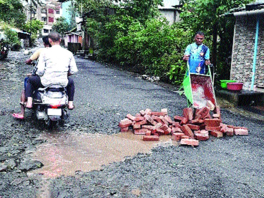 The potholes on the Nerul-Khanda route were filled with self-purchase | नेरळ-खांडा मार्गावरील खड्डे स्वखर्चाने भरले