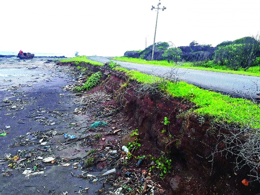 Due to excessive rainfall due to excessive rainfalls - Aadangaon road | अतिवृष्टीमुळे खचतोय वेळास-आदगाव रस्ता