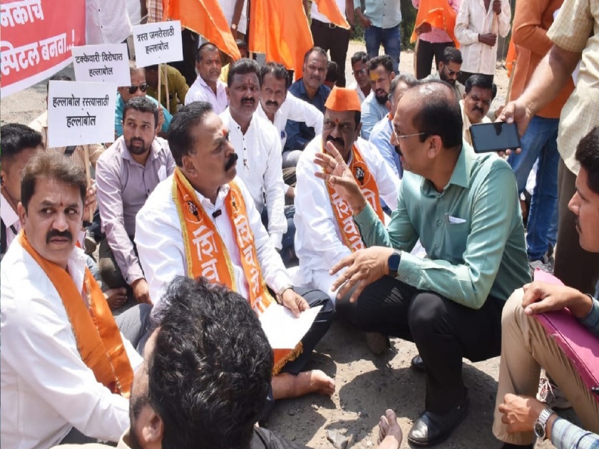 The Shiv Sena Thackeray group blocked the road by sitting in a pit at New Washinaka over bad roads in Kolhapur | पालकमंत्र्यांनी रस्ते न्हवे हाडांचे दवाखाने सुरू करावेत : संजय पवार
