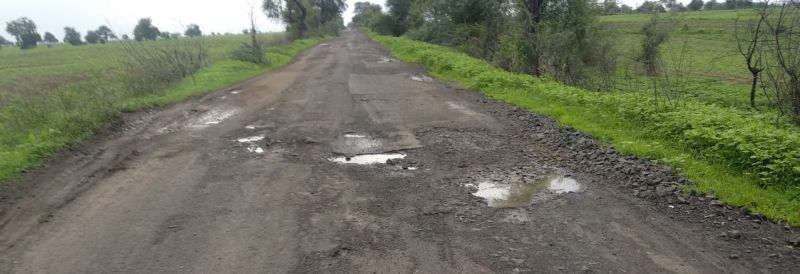 Road in Murtijapur taluka are bad condition | मूर्तिजापूर तालुक्यातील रस्त्यांचा बोजवारा, वाहनचालकांची कसरत