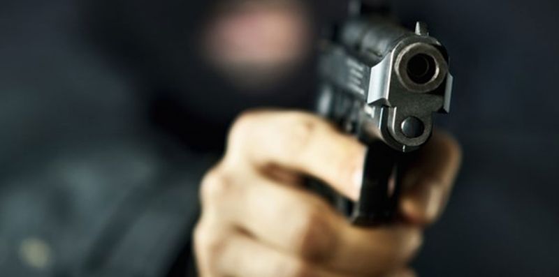22.50 lakh looted by a gunman from sarafa trader | सराफा व्यापाऱ्यास बंदुकीच्या धाकावर २२.५० लाखांनी लुटले