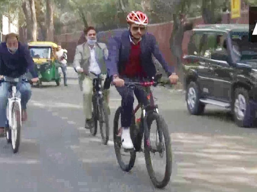 robert vadra rides bicycle to his office in protest against the rising fuel prices | Robert Vadra : इंधनदरवाढीला विरोध; रॉबर्ट वाड्रा यांनी सायकलवरून गाठले ऑफीस, मोदी सरकारवर निशाणा