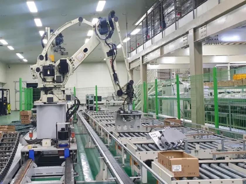 Man crushed to death by robot in South Korea | डब्याऐवजी रोबोटनं ‘बॉस’लाच उचलून फेकलं!