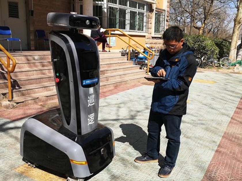 Chinese residential hub deputes high tech robot watchman | चीनमध्ये तैनात आहे 'रोबोट चौकीदार'; रात्रीच्या गुन्ह्यांचा असेल साक्षीदार