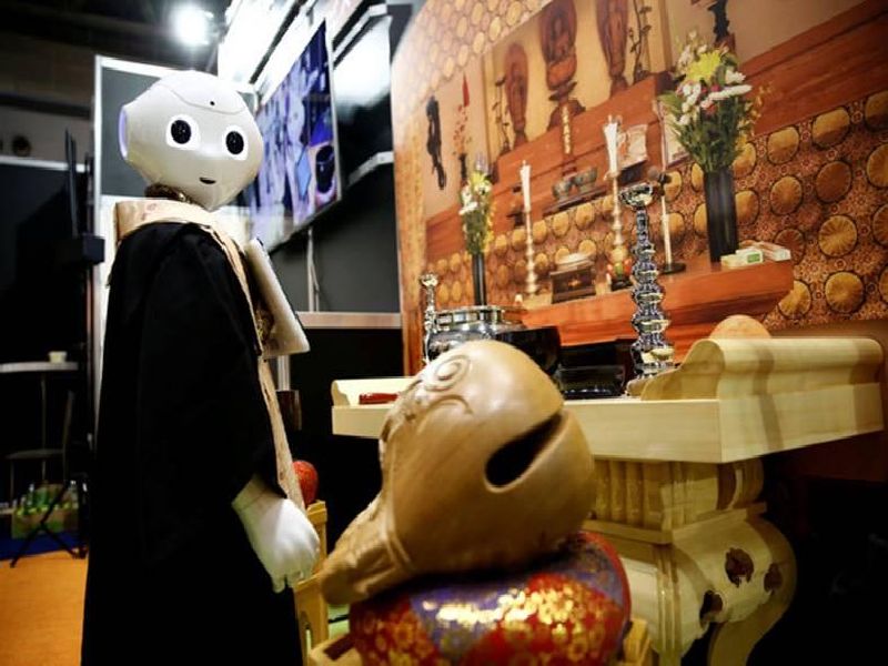 Robotics in Japan also say robots | जपानमध्ये अंत्यविधीची सूत्रेही म्हणणार यंत्रमानव