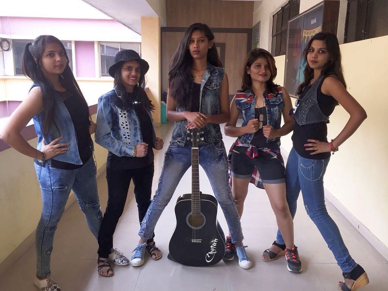  Celebration of 'Punk-Rockstar' at 'Savvy' Women's College, Nashik. | डेज् सेलिब्रेशन : नाशिकच्या ‘सॅव्ही’ वुमेन महाविद्यालयात ‘पंक-रॉकस्टार’चा जलवा