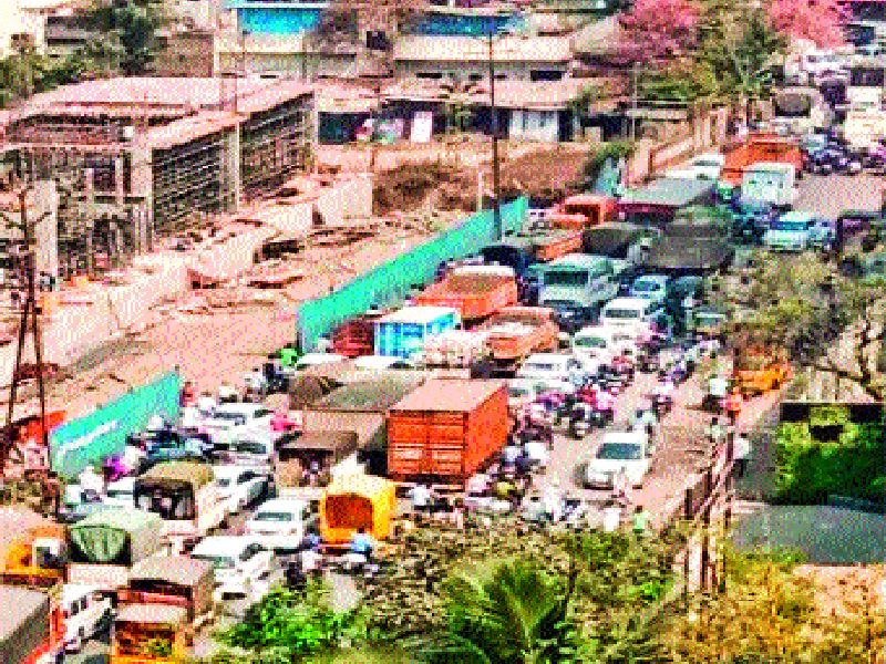 civil harass due to traffic congestion | गंगाधाम-शत्रुंजय मंदिर रस्त्याकडे दुर्लक्ष, वाहतूककोंडीमुळे नागरिक हैराण