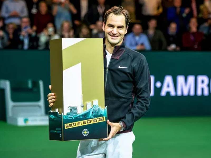 Roger Federer's 'One Number' feat; 'Standing Ovation' by the audience | रॉजर फेडररचा 'एक नंबरी' पराक्रम; प्रेक्षकांनी दिलं 'स्टँडिंग ओव्हेशन'