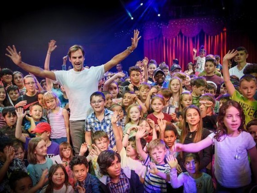 20 time Grand slam champion Roger Federer donates half a million to supports Ukrainian Kids | Roger Federer donates : Russia vs Ukraine युद्धामुळे बाधीत झालेल्या मुलांच्या मदतीसाठी धावला रॉजर फेडरर, केली ३ कोटी ८० लाखांची मदत