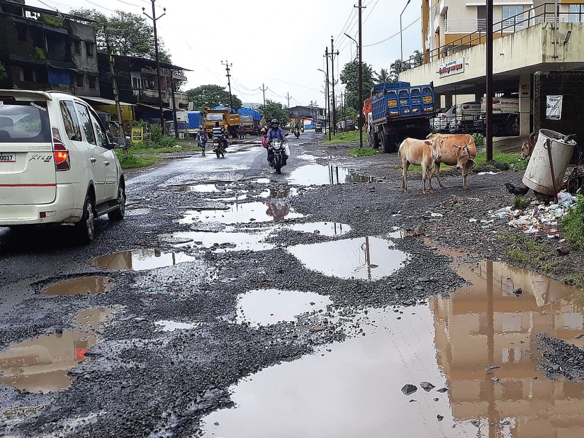 Roads connecting the Roha taluka due to the potholes | रोहा तालुक्याला जोडणाऱ्या रस्त्यांची खड्ड्यांमुळे चाळण