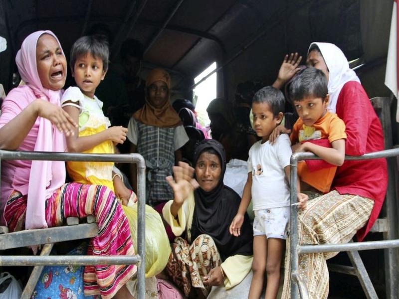 The birth of 100 babies in No Man's Land in 15 days, Rohingy's question is the worst | नो मॅन्स लॅण्डमध्ये १५ दिवसांत १०० बाळांचा जन्म, रोहिंग्यांचा प्रश्न अधिकाधिक बिकट