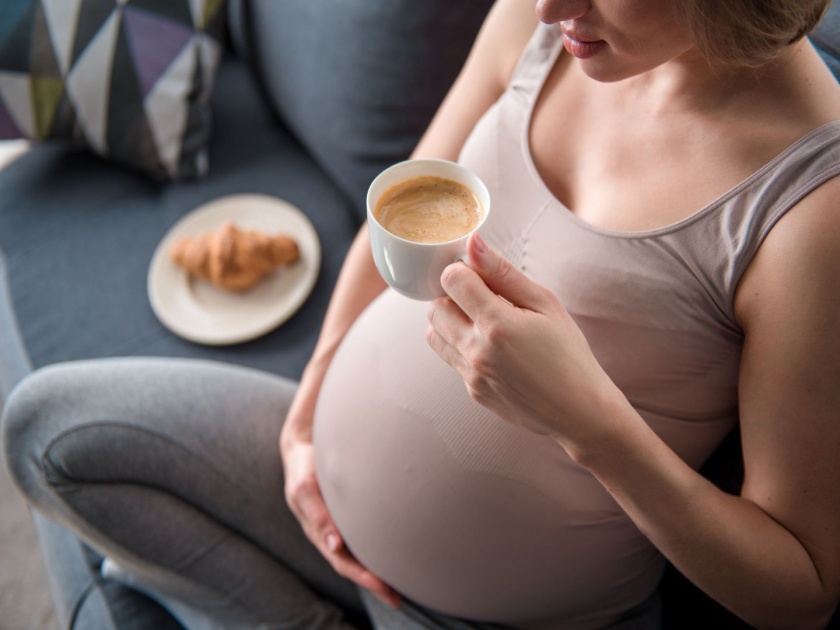 Drinking too much coffee during pregnancy bad for baby's liver | Pregnancy Care Tips : गरोदरपणात कॉफीचं सेवन करणं बाळासाठी असं पडू शकतं महागात...