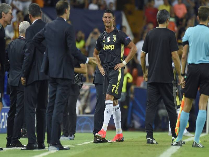 UEFA Champions League: Cristiano Ronaldo cried after gets first red card | UEFA Champions League : अन् ख्रिस्तियानो रोनाल्डो ढसाढसा रडला