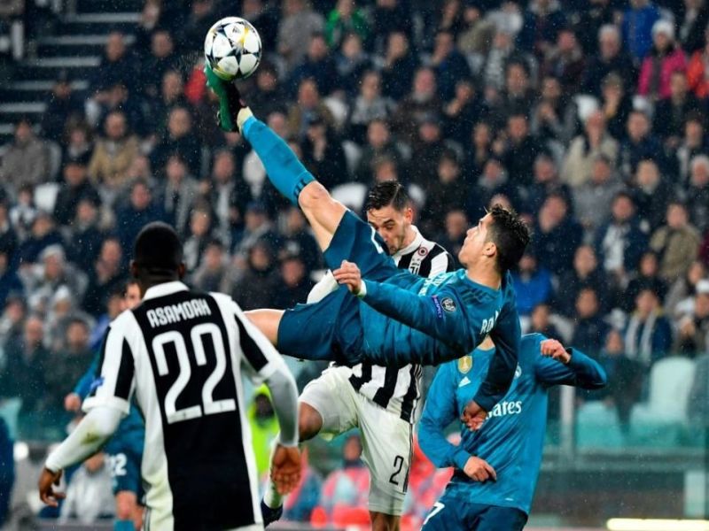 Cristiano Ronaldo's overhead kick for Real Madrid was voted UEFA's goal of the season | रोनाल्डोचा तो गोल ठरला ' Goal of the season'; ज्यांच्याविरुद्ध गोल केला त्यांनीच केले कौतुक 