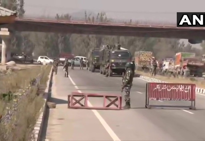 jammu kashmir pampore kandijhal bridge security forces terrorist attack | जम्मू-काश्मीरमध्ये दहशतवादी हल्ला, २ जवान शहीद तर ५ जण जखमी