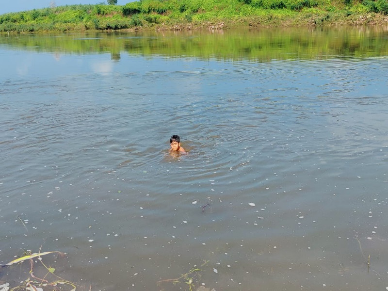 Only five and half years child girl have cross the big bhima river | 'सुपरडुपर' कामगिरी! साडेपाच वर्षाच्या चिमुकलीने दुथडी भरुन वाहणाऱ्या भीमेला केले लीलया'पार'